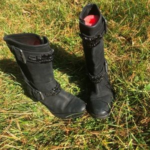 Vera Wang Lavender : Black Leather and Bejeweled : Size 6